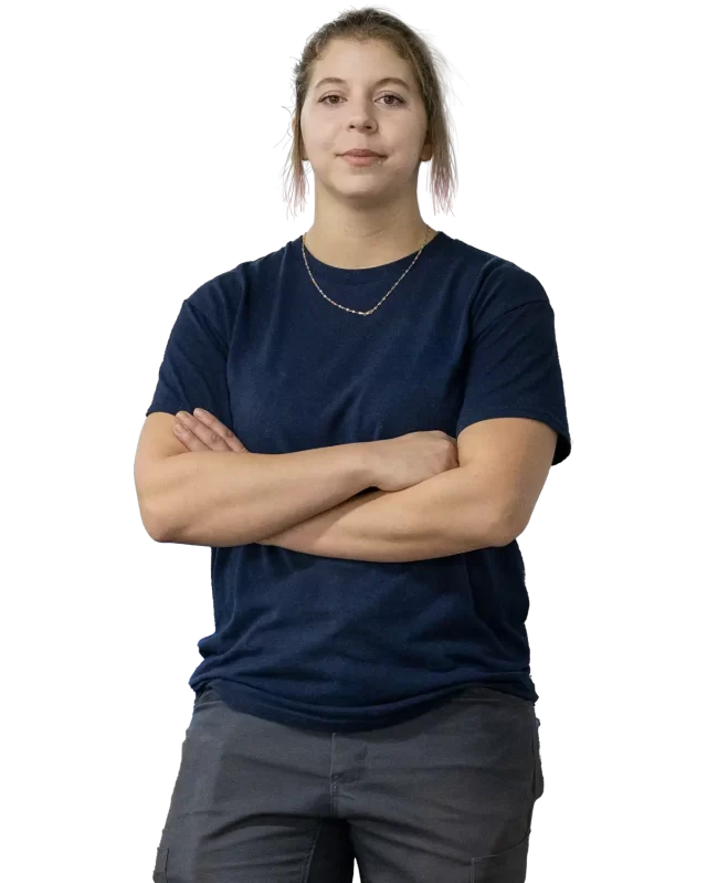 Carrosière croisant les bras