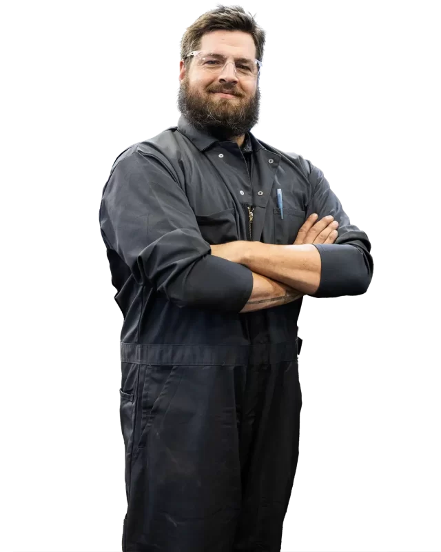 Mécanicien avec des lunettes de protection croisant ses bras