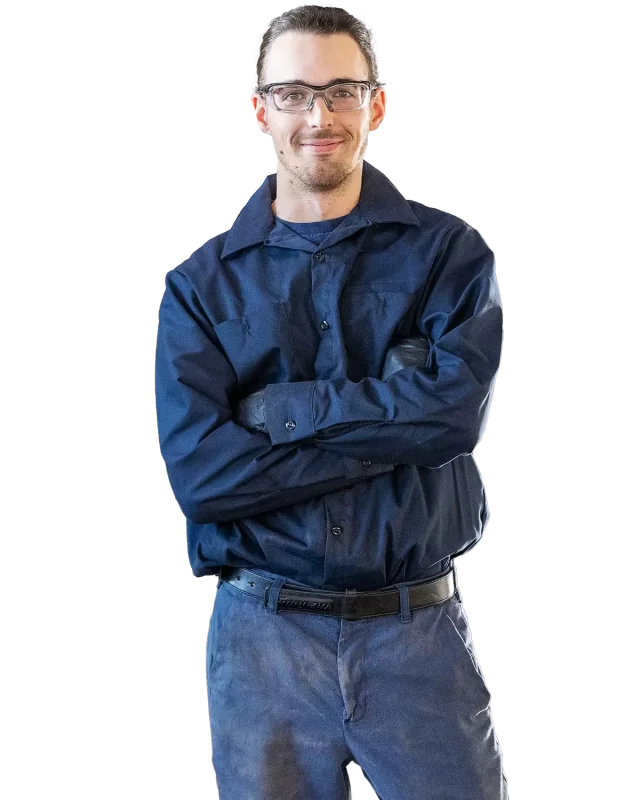 Mécanicien automobile avec des lunette de protection au visage souriant