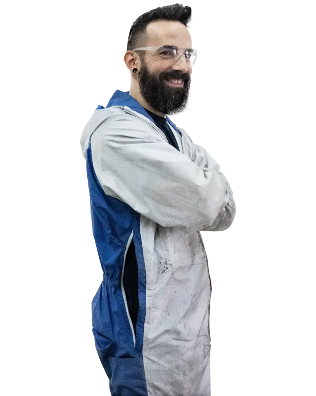 peintre automobile avec ses lunette de protection et son habit de protection, souriant